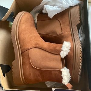 American Eagle Chelsea Boots